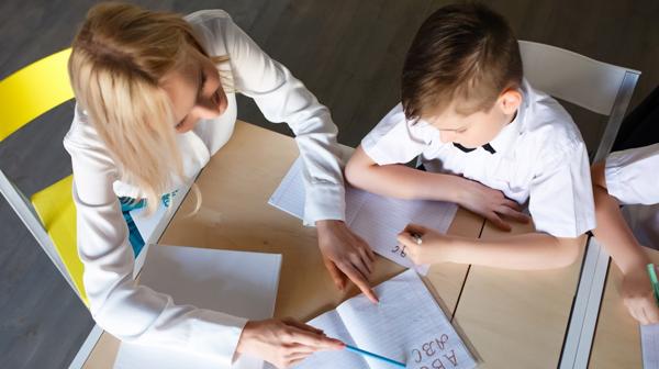En la etapa escolar es posible apreciar pequeños detalles o signos que pueden hacer sospechar que un niño es disléxico (Shutterstock)