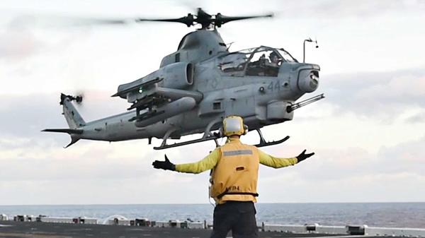 Los helicópteros de ataque AH-1W SuperCobra del cuerpo de Marines participan en operaciones en Libia