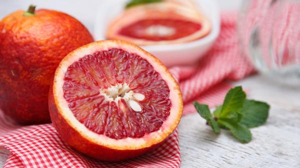 La naranja roja tiene el color y la forma del pomelo (Shutterstock)
