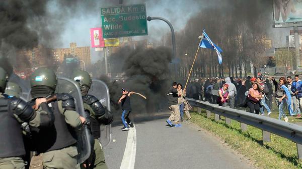 Los incidentes en la autopista Buenos Aires-La Plata dejaron manifestantes heridos (Télam)