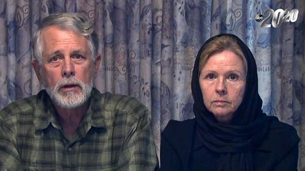 Carl y Marsha Mueller en un video que enviaron a ISIS para que pusiera en libertad a su hija Kayla. Iniciaron las negociaciones para la liberación de la joven 10 meses después de la prueba de vida