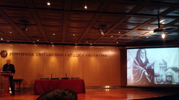 Conferencia de monseñor Víctor Manuel Fernández sobre Mamá Antula en la UCA (@MaduqueBC)