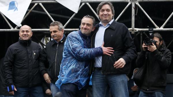 Andrés Larroque abraza a Máximo Kirchner: ambos mantienen una relación muy cercana (Nicolás Aboaf)