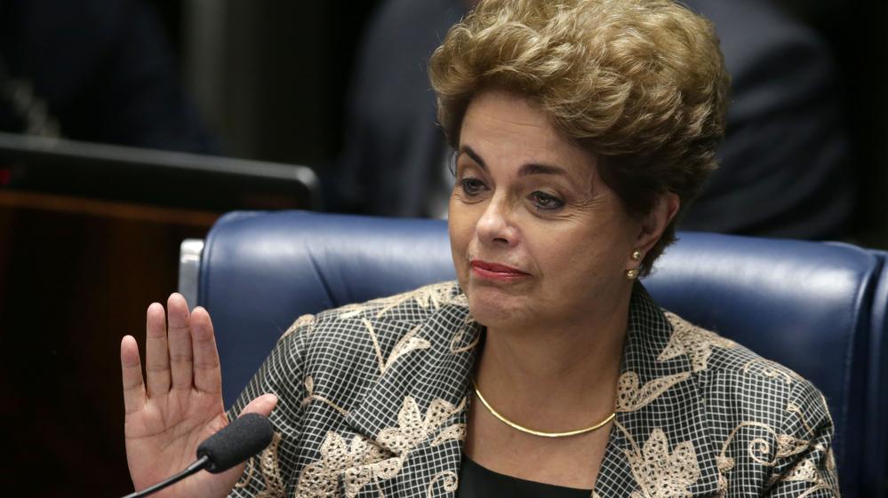 Dilma saluda a sus allegados durante la sesión en el Senado (AP)