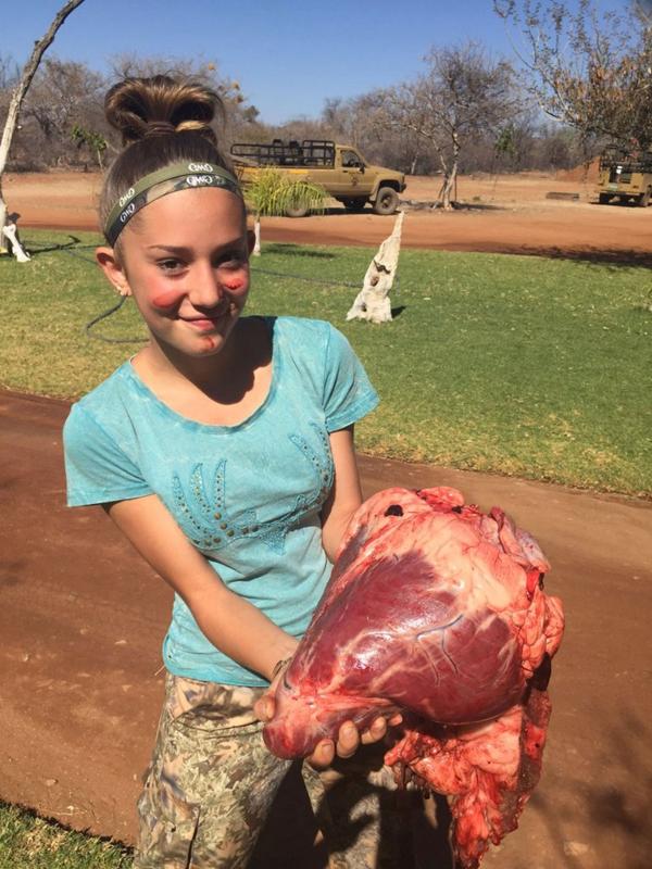 Aryanna Gourdin, con el corazón de uno de los animales que mató