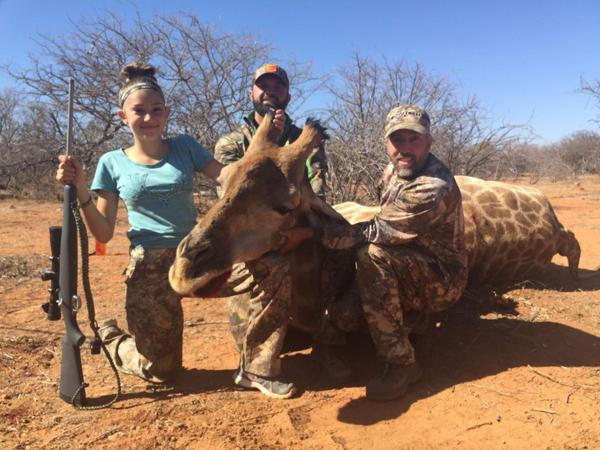 Aryanna Gourdin y una jirafa muerta que, según su padre, “era un animal problemático”
