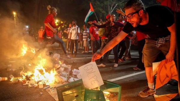 Quemaron cestos de basura y papeles para cortar calles