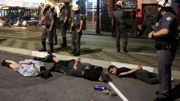 El objetivo de los policías era que no se crucen partidarios y contrarios de Rousseff (Reuters)