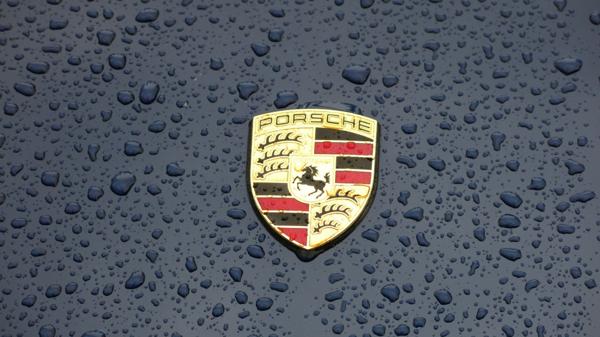 Dos escudos, uno dentro del otro, se combinan en el logotipo de la compañía Porsche