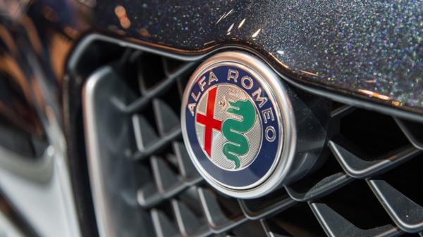 En Alfa Romeo, la bandera de Milán se ubica junto a una serpiente que devora hombres