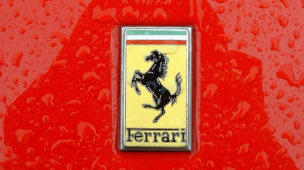 El corcel negro de Ferrari es una imitación del símbolo de un héroe de guerra italiano