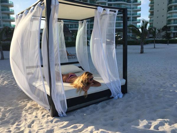 Paula, la rubia de la polémica, en la playa