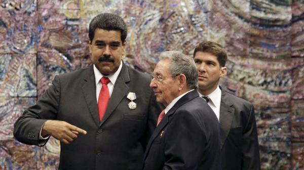 Nicolás Maduro y Raúl Castro (AFP)