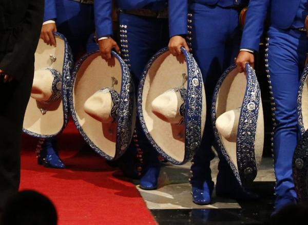 Los mariachis que tocaron durante la despedida se quitan el sombrero (AP)