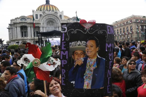 os fanáticos esperan fuera del Palacio de Bellas Artes (AP)