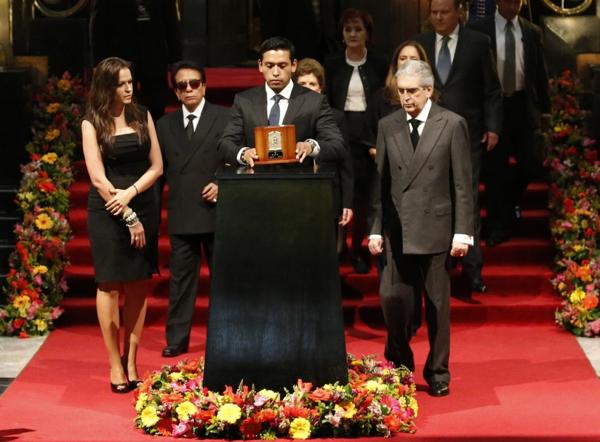 Ivan Aguilera, hijo de Juan Gabriel, lleva las cenizas de su padre (AP)