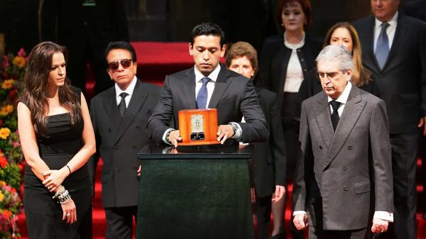 Iván Gabriel durante la ceremonia en el Palacio de Bellas Artes /(EFE)