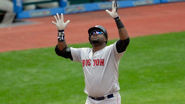 Un gesto clásico de David Ortiz, quien siempre apunta al cielo en homenaje a su madre (Reuters)