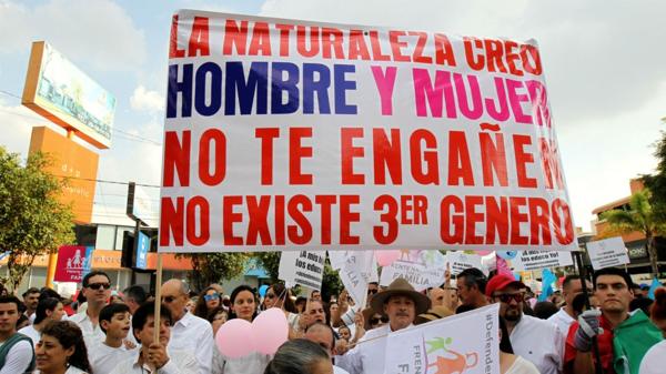 Protesta en contra del matrimonio igualitario en Guadalajara, en septiembre. En contra al proyecto de Peña Nieto varias agrupaciones religiosas conservadoras marcharon en varias ciudades del país (EFE)