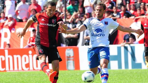 Maxi Rodríguez durante el partido en el que se exhibió la bandera para Messi (Télam)
