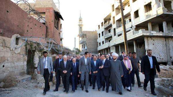 El presidente sirio Bashar al Assad en un recorrido en la ciudad de Daraya