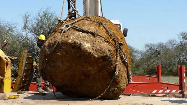 Pesa más de 30 toneladas, el segundo más grande del mundo (Télam)