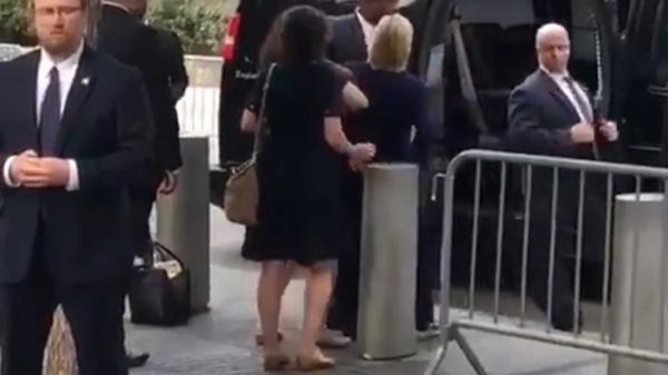 Hillary Clinton debió ser escoltada a su camioneta cuando casi se desmaya por una neumonia, la semana pasada, durante el acto por el aniversario del 11-S en Nueva York.