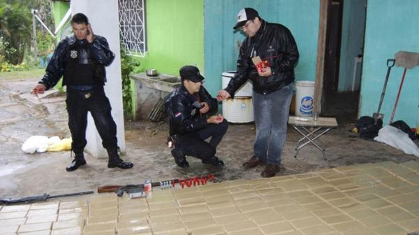 La policía en la vivienda del ex gobernador (ABC)