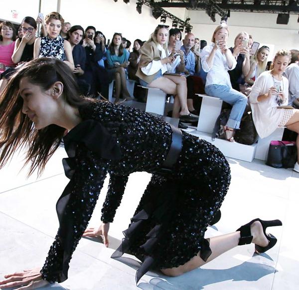 La caída de Bella Hadid durante el New York Fashion durante el desfile de Michael Kors