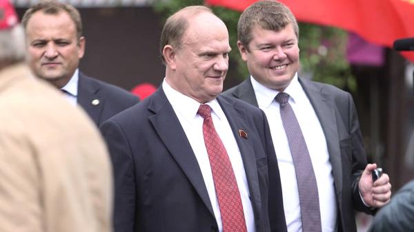 Gennady Zyuganov, el líder del Partido Comunista, al llegar a un acto del PKFR