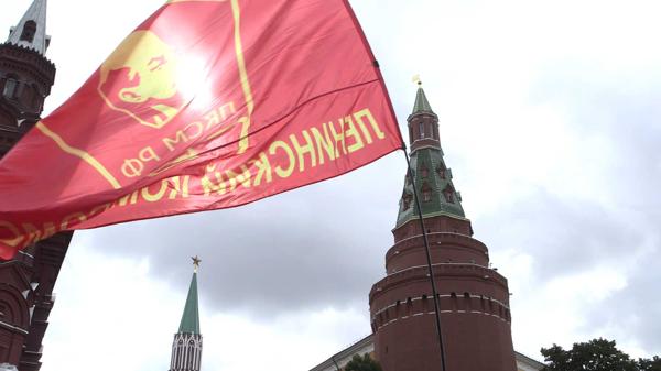 Los comunistas han desempolvados las viajes banderas e íconos de la URSS