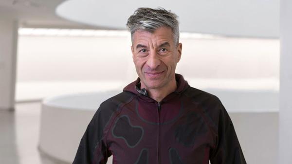 Mauricio Cattelan, el artista italiano de 55 años que sorprende a todos con “América”, su toilet de oro para el Museo Guggenheim