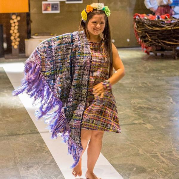 Isabella diseña sus creaciones con colores y estampas típicas de Guatemala