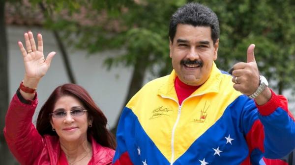 Nicolás Maduro junto con su esposa, Cilia Flores (AP)