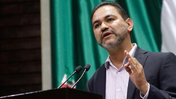 El diputado Víctor Sánchez Orozco, de la comisión legislativa que investiga los crímenes, reclama que no han podido entrevistarse con los detenidos (Cortesía MC)