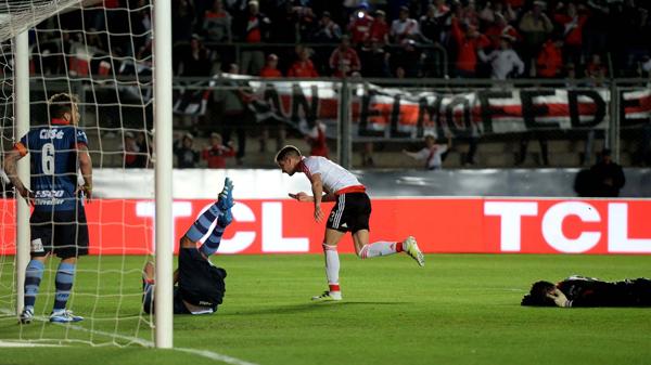 Lucas Alario ya marcó y sale despedido a celebrar el gol del triunfo de River ante Arsenal (Télam)