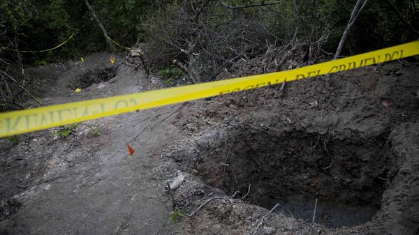Las fosas de Iguala donde fueron hallados algunos restos oseos y donde la versión oficial indicó que se incineraron los cuerpos de los estudiantes (AP)