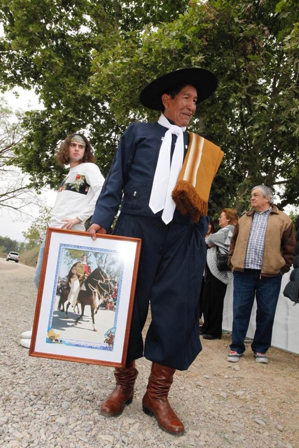 Un vecino del lugar, con su regalo para los novios: una foto de Urtubey sobre un caballo