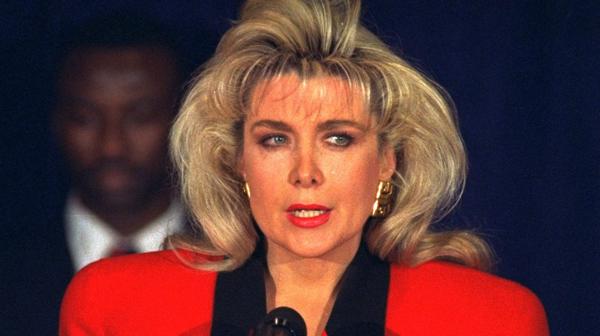 Flowers convocó a una conferencia de prensa cuando Clinton negó la relación y reveló audios comprometedores