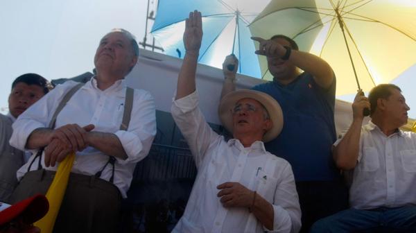 Álvaro Uribe estuvo acompañado por el ex procurador Alejandro Ordóñez (EFE)