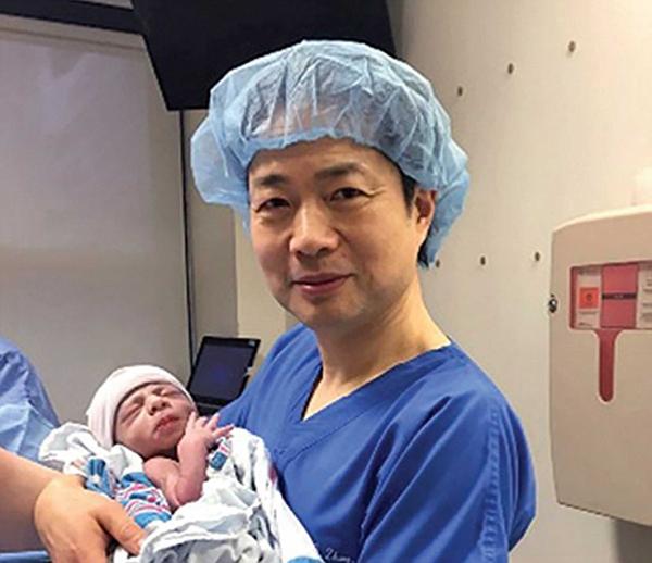 El doctor John Zhang lideró el equipo médico con la revolucionaria técnica genética. Aquí con Abrahim Hassan en brazos el día de su nacimiento