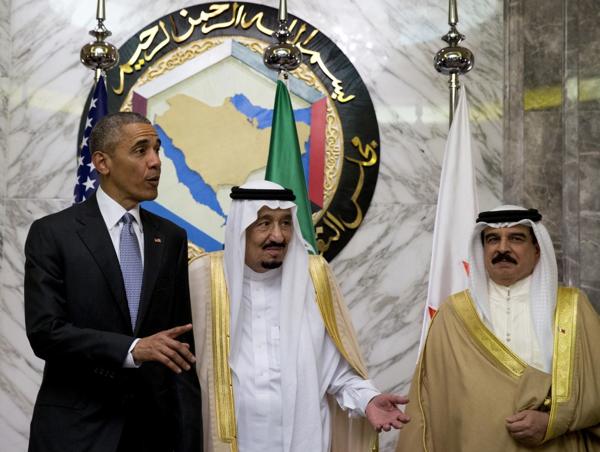 El presidente de EEUU Barack Obama, el rey de Arabia Saudita, Salmán bin Abdulaziz, y el rey de Bharain, Hamad bin Isa al Khalifaen, durante la Consejo de Cooperación para los Estados Árabes del Golfo en Riad, en abril de 2016 (AP)