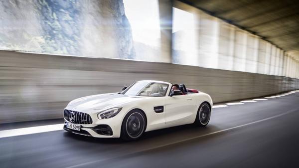 La apertura y cierre del techo se hace automáticamente en un plazo de once segundos