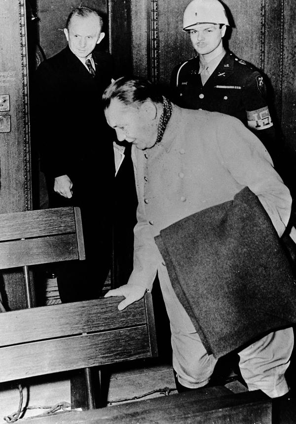 Un periodista dijo que pegó con goma de mascar la cápsula de cianuro en el asiento de Göring