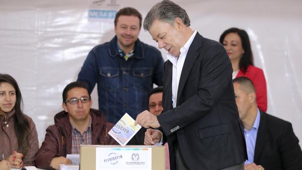 Juan Manuel Santos, el día en que emitió su voto en el plebiscito por el acuerdo de paz (AP)