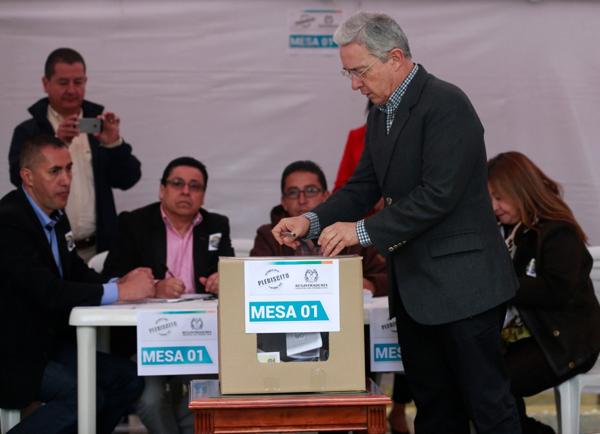 Álvaro Uribe votó y manifestó sus críticas al acuerdo