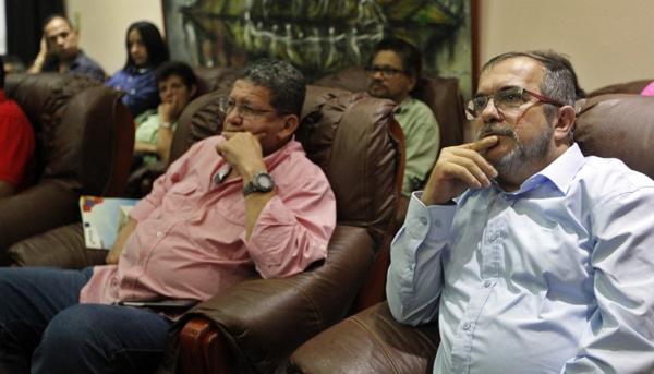 “Timochenko” y otros miembros de la comisión negociadora observan los resultados del plebiscito en La Habana (EFE)