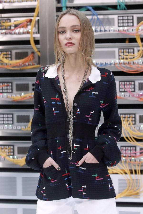 Lily-Rose Depp, la nueva musa millennial de Chanel es la imagen de la campaña de la renovada fragancia Chanel 5 (AP)