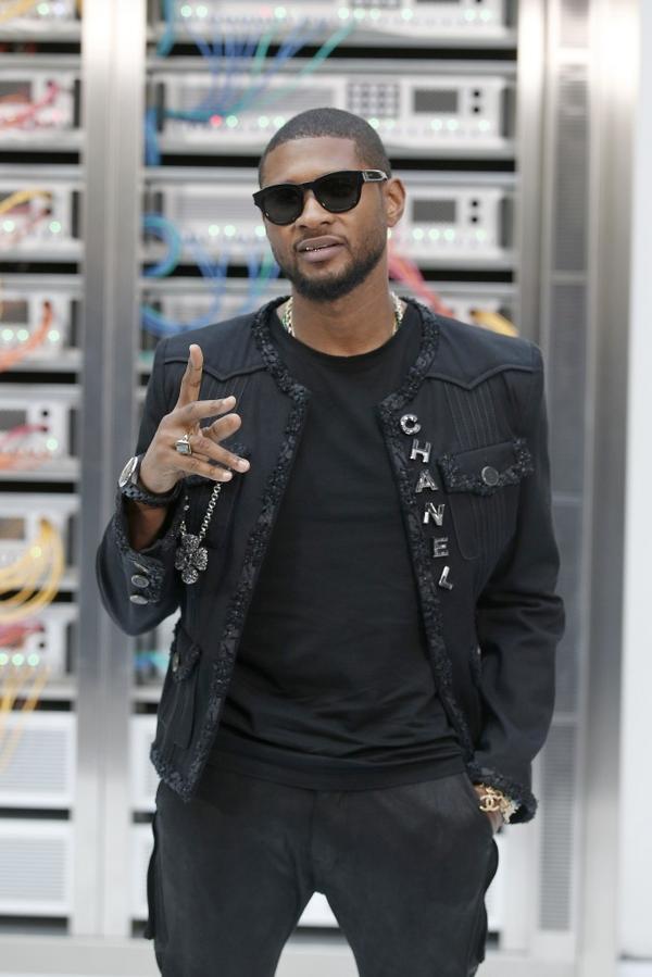El cantante Usher, otro de los fanáticos de la marca, estuvo en el front row. Eligió la línea masculina para ir al gran evento de la moda (AP)