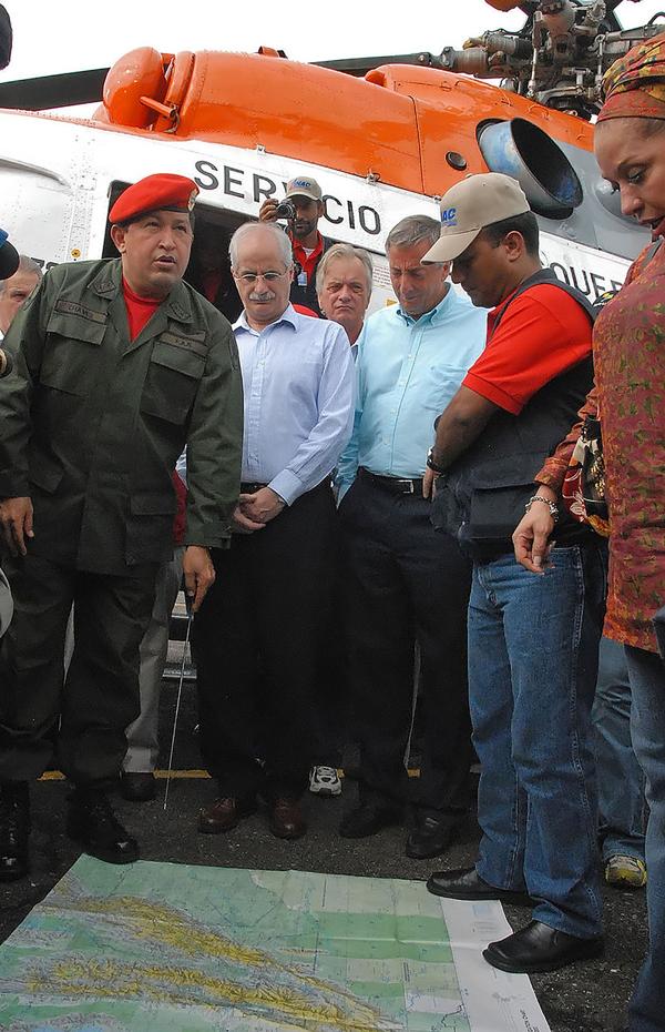 Hugo Chávez, Jorge Taiana y Néstor Kirchner en la frontera entre Venezuela y Colombia. Últimos preparativos para la Operación Emanuel (Wikiwand)
